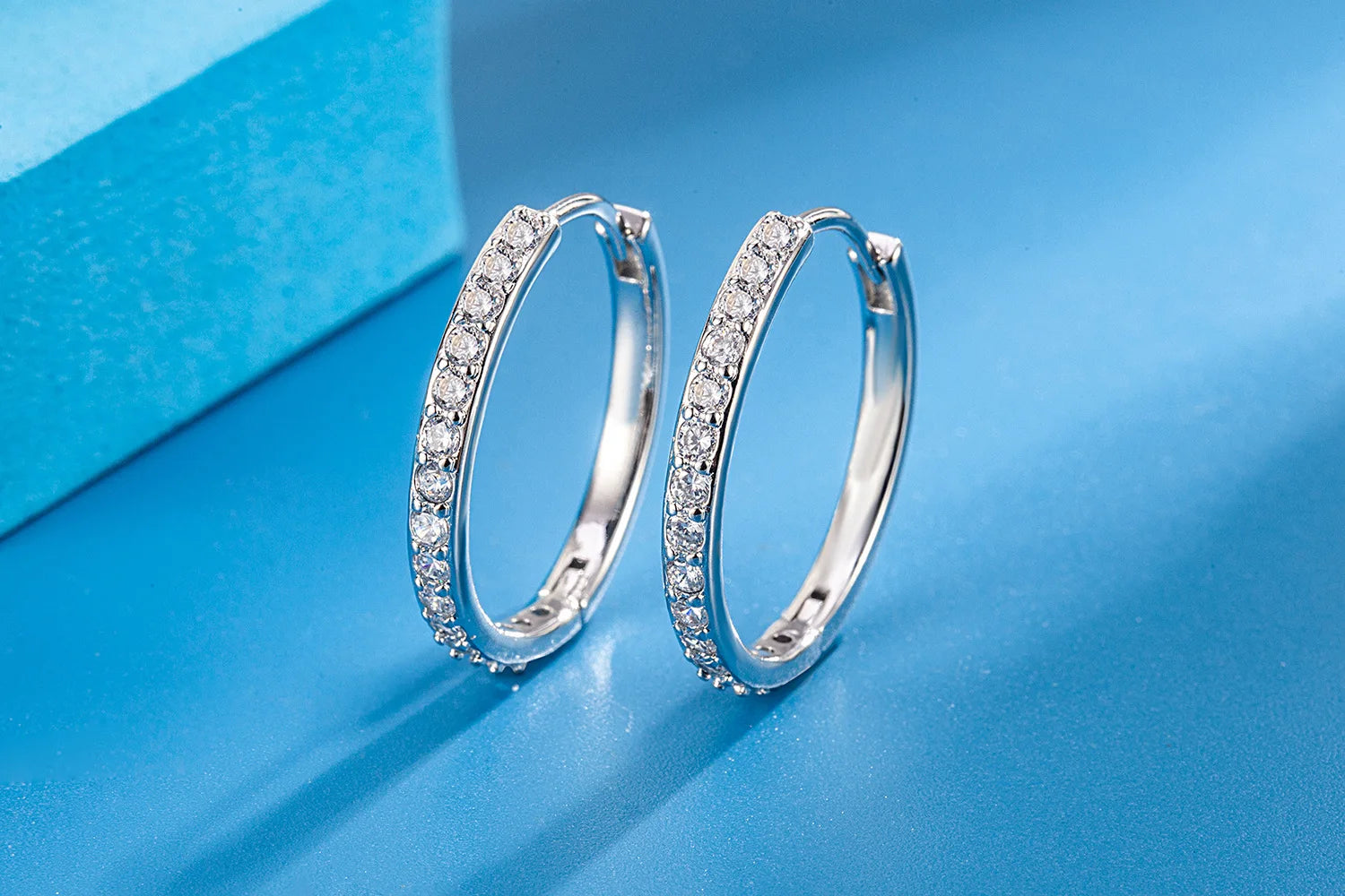Elyra | Orecchini a Cerchio in Argento Sterling 925 con Zirconi